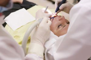 Paciente en la camilla del dentista por una obturación dental